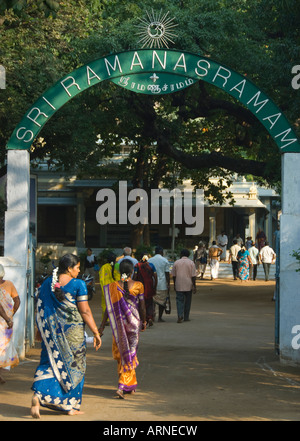 Les gens entrent dans Sri Ramanasramam Tiruvannamalai au Tamil Nadu Inde Banque D'Images