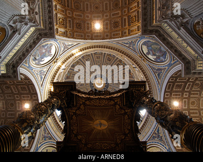 Intérieur de la Basilique Saint Pierre à haut par le dessous du 20 mètres de haut tabernacle Vatican Rome Italie Banque D'Images