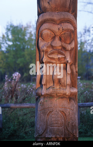 La région de la rivière Skeena, Kitwancool (Gitanyow) , mâts totémiques Gitxsan, British Columbia, Canada. Banque D'Images