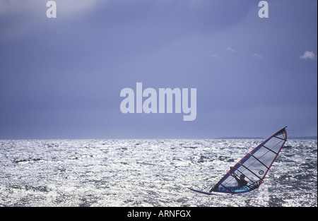 Windsurfer off Dallas Road, Victoria, île de Vancouver, Colombie-Britannique, Canada. Banque D'Images