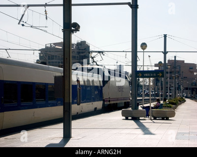 La gare de Tarragone à la gare Renfe et guard, Catalogne, Espagne Banque D'Images