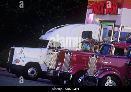 Camion de transport au remplissage de la station de lavage de camions Banque D'Images