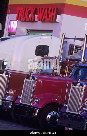 Camion de transport au remplissage de la station de lavage de camions, en Colombie-Britannique, Canada. Banque D'Images