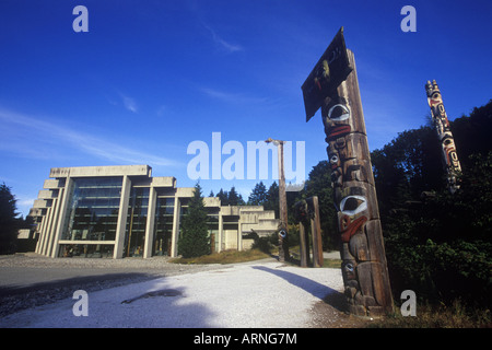 Mâts totémiques sur le terrain de l'Université de British Columbia Museum of Anthropology, British Columbia, Canada. Banque D'Images