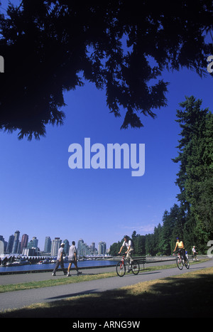 Vue de l'extrémité ouest avec les cyclistes et les randonneurs du parc Stanley, Vancouver, Colombie-Britannique, Canada. Banque D'Images