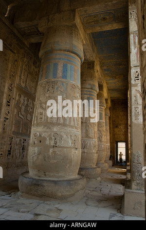 Les colonnes de couleur avec des reliefs et hieroglyps à temple Medinat Habu rive ouest de la vallée du Nil, Louxor Égypte Banque D'Images