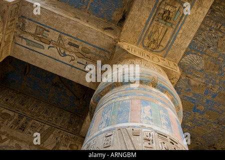 Les colonnes de couleur avec des reliefs et hieroglyps à temple Medinat Habu rive ouest de la vallée du Nil, Louxor Égypte Banque D'Images