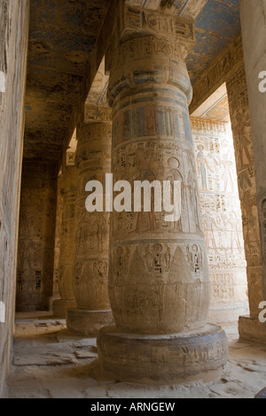 Les colonnes de couleur avec des reliefs en cour de temple Medinat Habu Luxor Egypte Banque D'Images