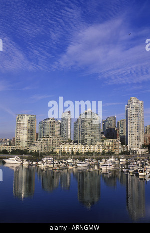 Vue sur False Creek à condos de la rue Cambie bridge, Vancouver, British Columbia, Canada. Banque D'Images