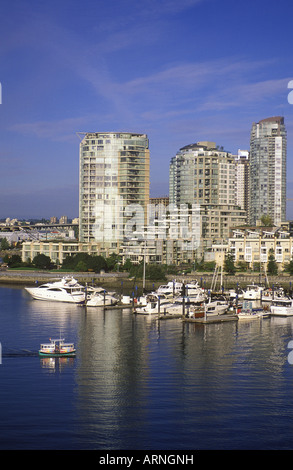 Vue sur False Creek à condos de la rue Cambie bridge avec aquabus, Vancouver, Colombie-Britannique, Canada. Banque D'Images