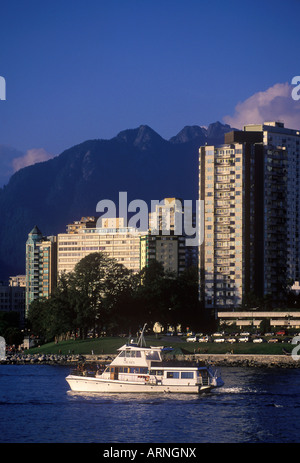 Vue sur la baie English à West End condos avec yacht, Vancouver, Colombie-Britannique, Canada. Banque D'Images