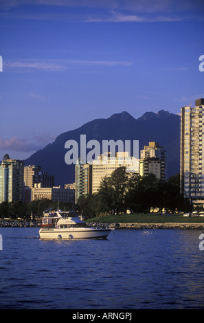 Vue sur la baie English à West End condos avec yachts, Vancouver, Colombie-Britannique, Canada. Banque D'Images