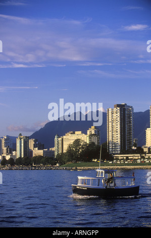 Vue sur la baie English à West End condos avec aquabus, Vancouver, Colombie-Britannique, Canada. Banque D'Images