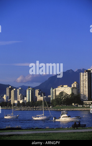 Vue sur la baie English à West End condos avec yachts, Vancouver, Colombie-Britannique, Canada. Banque D'Images