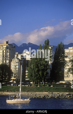 Vue sur la baie English à West End condos avec yachts, Vancouver, Colombie-Britannique, Canada. Banque D'Images