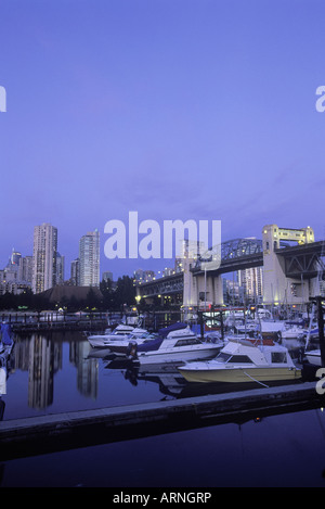 Entrée de False Creek et le West End condos avec pont Burrard et Marina, Vancouver, Colombie-Britannique, Canada. Banque D'Images