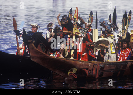 Les Premières nations de la Colombie-Britannique pagayeuses de cèdre traditionnel de pirogues, Vancouver, Colombie-Britannique, Canada. Banque D'Images