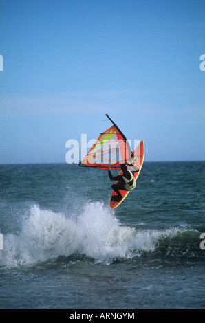 Windsurfer off Dallas Road, Victoria, île de Vancouver, Colombie-Britannique, Canada. Banque D'Images