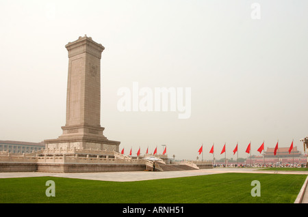 Le monument aux héros du peuple et les drapeaux rouges de la place Tiananmen à Pékin, Chine Banque D'Images