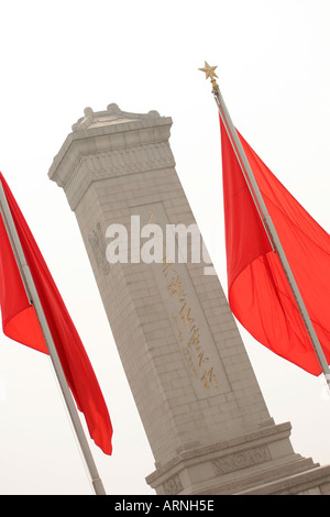 Le monument aux héros du peuple et les drapeaux rouges de la place Tiananmen à Pékin, Chine Banque D'Images