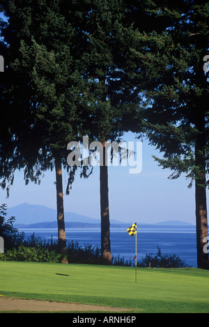 Qualicum Beach Memorial Golf Course donnant sur le détroit de Géorgie, l'île de Vancouver, Colombie-Britannique, Canada. Banque D'Images