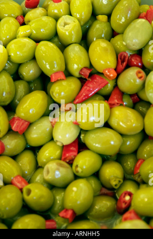 Olives vertes ingrédients frais entier salé préparé mariné entier transformé grec Grèce Turquie turc parti Banque D'Images