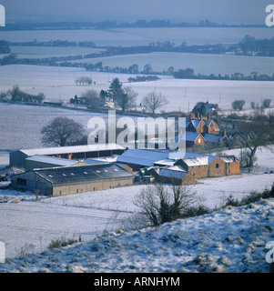 Les bâtiments de ferme et ferme sous une lumière de neige à Shalbourne près de Hungerford Berkshire Banque D'Images