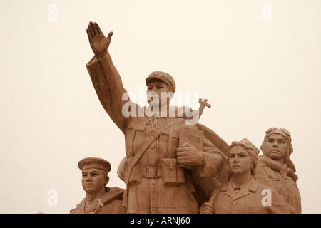 Statue de soldats révolutionnaires héroïques et les travailleurs par le mausolée de Mao Zedong sur la place Tiananmen à Beijing Chine Banque D'Images