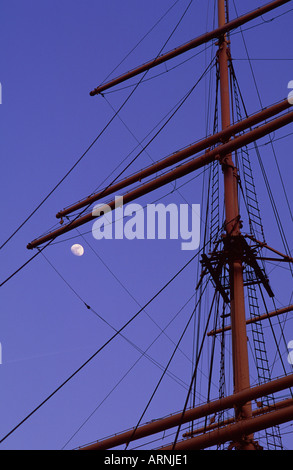 États-Unis New York City South Street Seaport Lower manhattan bateaux mât ancré la nuit à l'embarcadère 17. Pleine lune... Banque D'Images