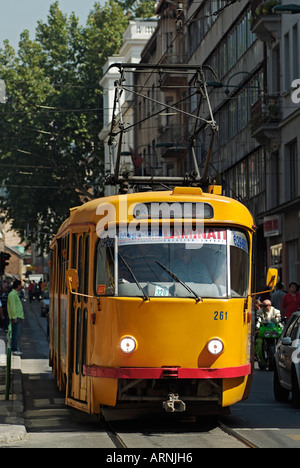 Le Tram faisant son chemin à travers une ville européenne Street à Sarajevo en Bosnie Herzégovine Banque D'Images