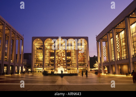 Lincoln Center for the Performing Arts Metropolitan Opera House illuminé la nuit arbre de Noël sur la plaza. Fontaine Revson. New York, États-Unis Banque D'Images