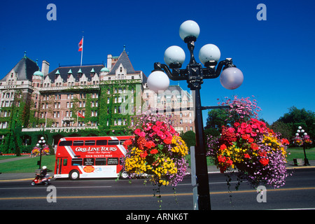 Bus à impériale stationnée en face de l'Hôtel Empress à Victoria, des paniers de fleurs, l'île de Vancouver, Colombie-Britannique, Canada Banque D'Images