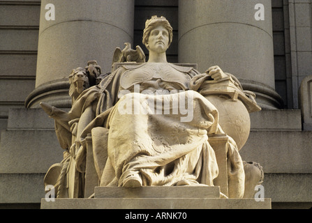 Sculpture européenne par Daniel Chester French devant Alexander Hamilton US Custom House dans le quartier historique de Wall Street New York City USA Banque D'Images