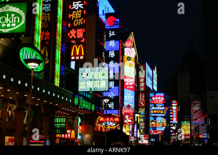 Nanjing Donglu rue commerçante de Shanghai Chine Banque D'Images