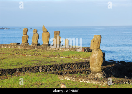 Chili L'île de Pâques Ahu Tahai statues sur la plate-forme Banque D'Images