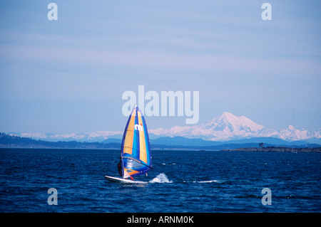 Sailboarder avec Mt. Au-delà de Baker, Victoria, île de Vancouver, Colombie-Britannique, Canada. Banque D'Images