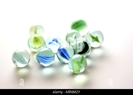 11 billes de verre avec des tourbillons de couleur sur fond blanc Banque D'Images