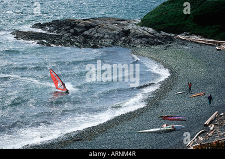 Windsurfer en direction de plage sur Dallas Rd, Victoria, île de Vancouver, Colombie-Britannique, Canada. Banque D'Images