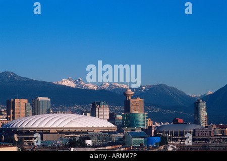 Toits de bâtiments du centre-ville, avec BC et GM Place, Vancouver, Colombie-Britannique, Canada. Banque D'Images