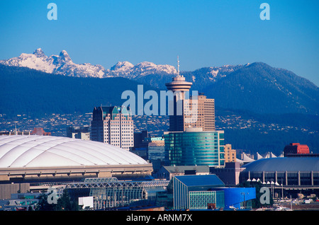 Toits de bâtiments du centre-ville, avec BC et GM Place, Vancouver, Colombie-Britannique, Canada. Banque D'Images