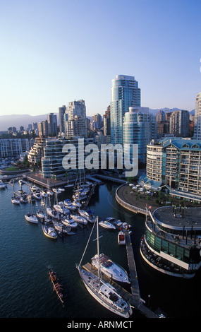 Vue vers le bas du pont Granville de condos urbains et zone marine, Vancouver, Colombie-Britannique, Canada. Banque D'Images