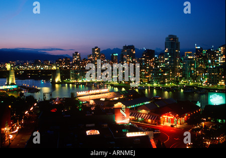 Vue sur l'île Granville, au crépuscule, Vancouver, Colombie-Britannique, Canada. Banque D'Images