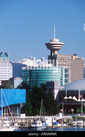 Toits de bâtiments du centre-ville, avec BC et GM Place, Vancouver, Colombie-Britannique, Canada. Banque D'Images