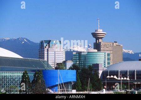 Toits de bâtiments du centre-ville, avec BC et GM Place, Vancouver, Colombie-Britannique, Canada. Banque D'Images