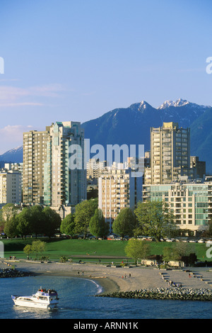 Vue vers le bas du pont Burrard de West End apartments, Vancouver, Colombie-Britannique, Canada. Banque D'Images