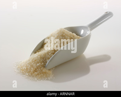 Sucre en granulés doré non raffiné - commerce équitable. La vie sur fond blanc Banque D'Images