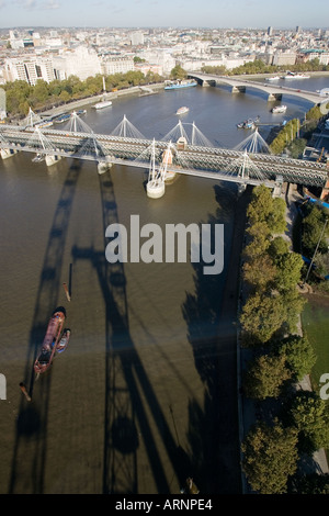 L'ombre de la roue London Eye projetés sur la tamise londres Banque D'Images