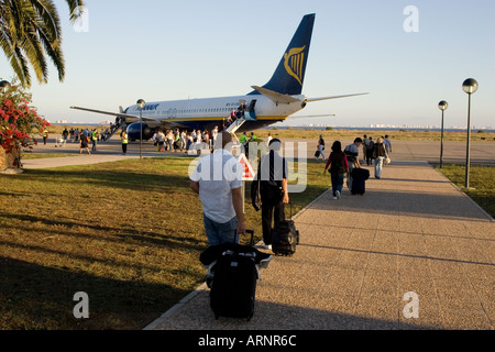 Les gens d'embarquer dans un vol Ryanair Banque D'Images