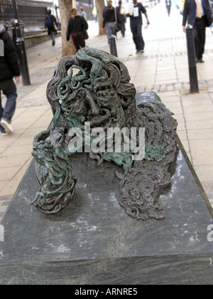 Une conversation avec Oscar Wilde, sculpté par Maggi Hambling Adelade Street Londres Banque D'Images