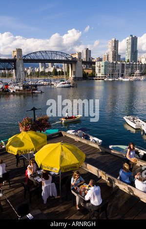 False Creek patio rempli de fêtards de l'heure d'été, en Colombie-Britannique, Canada. Banque D'Images